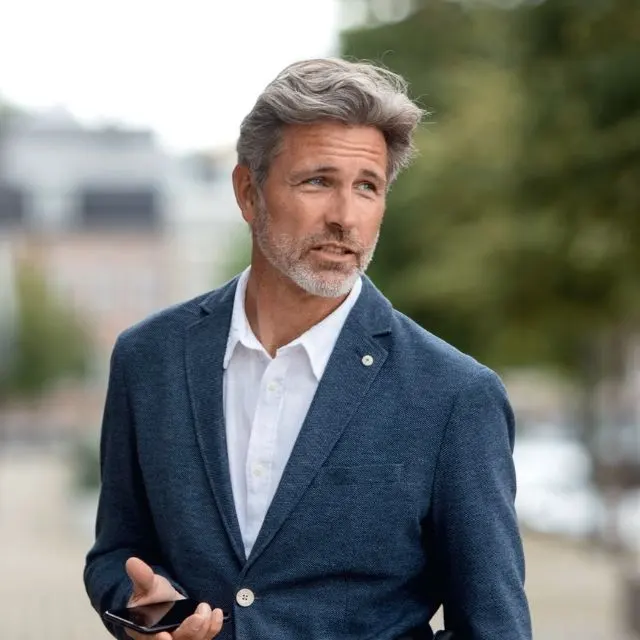 Homem olhando para o lado