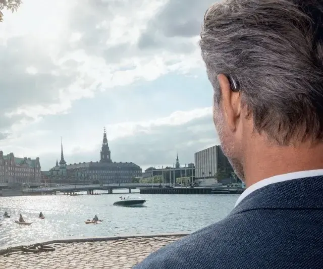 Homem olhando a paizagem