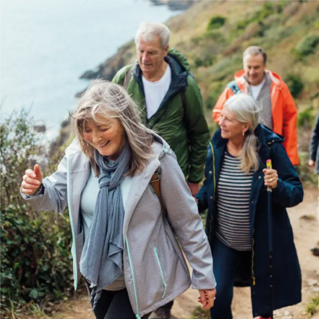 Família fazendo trilha