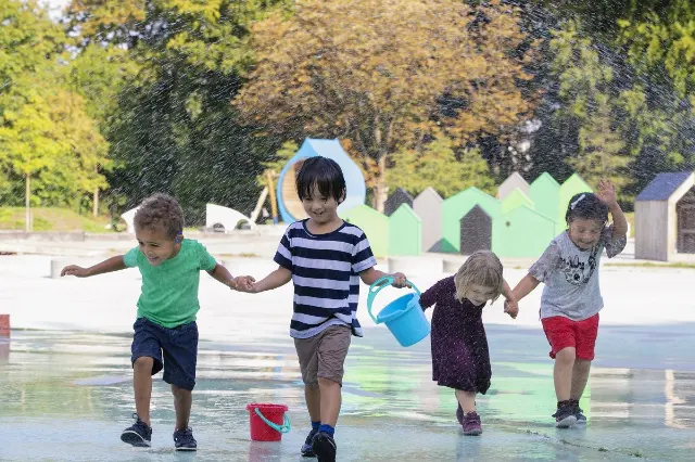 Crianças brincando com água