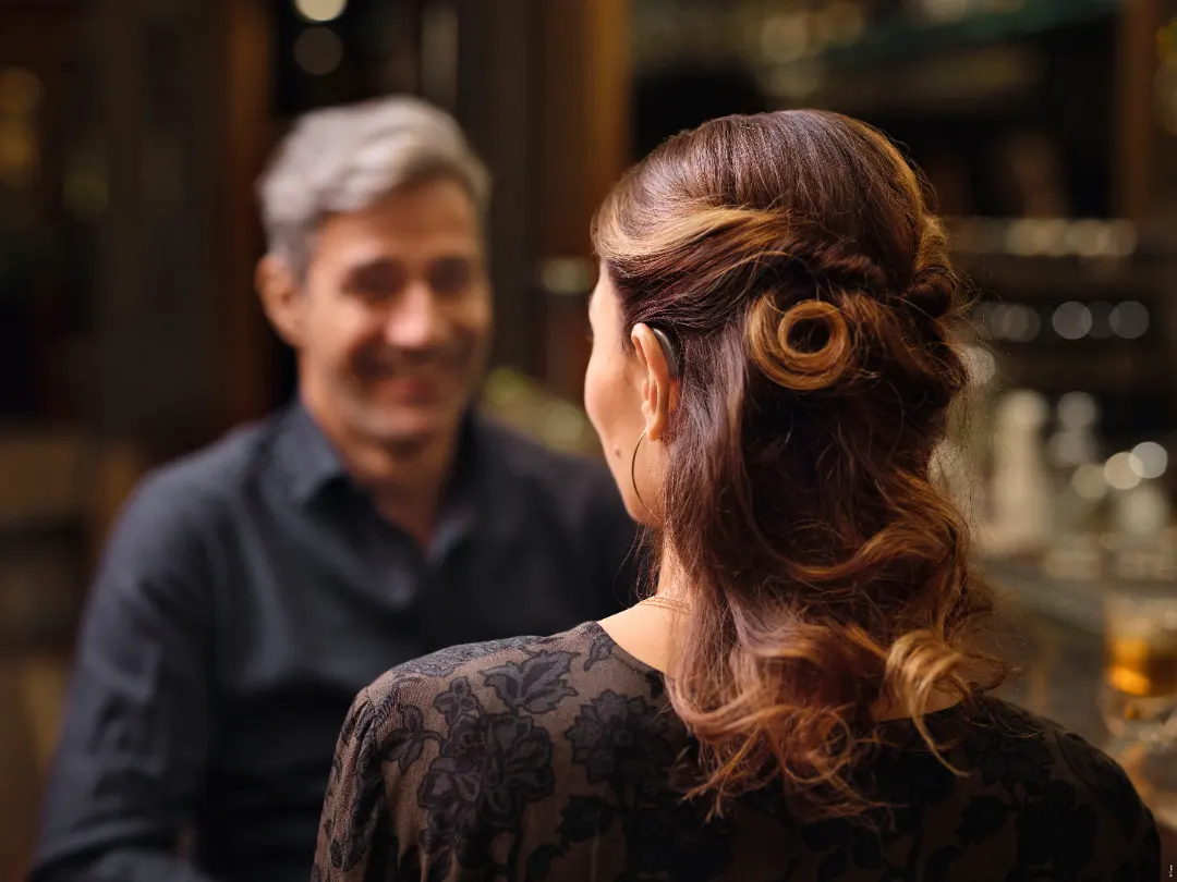 Mão segurando Oticon Ruby