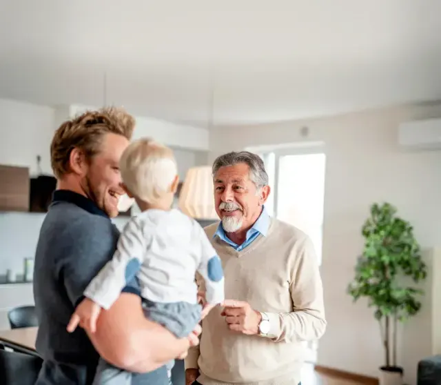 Pai e avô vrincando com bebê