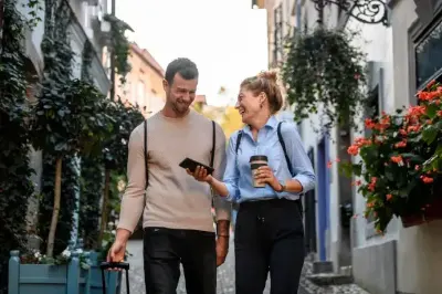 Amigos conversando na rua