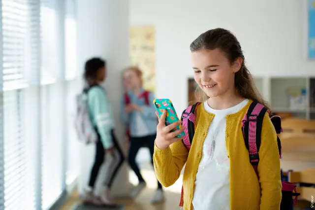 Criança falando ao celular