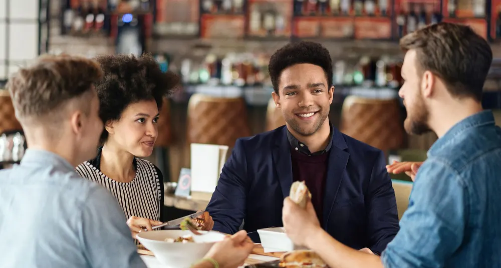 Pessoas sentadas a mesa