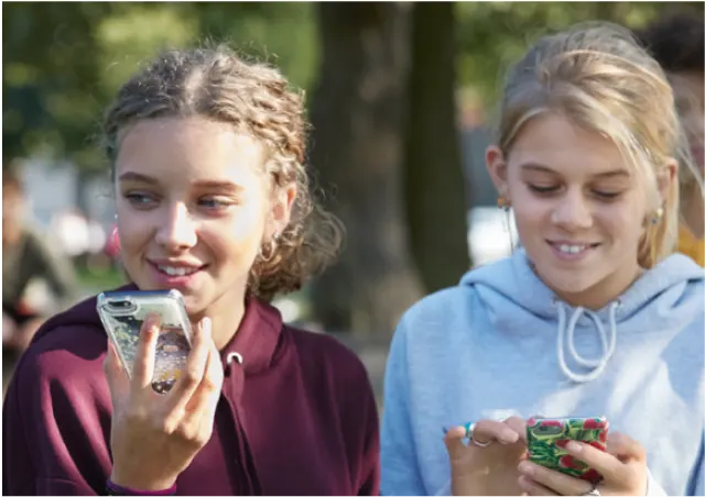 Meninas falando ao cellular