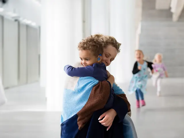 Criança abraçando a mãe