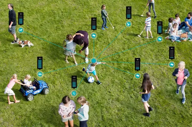 Criança escutando o mundo ao redor